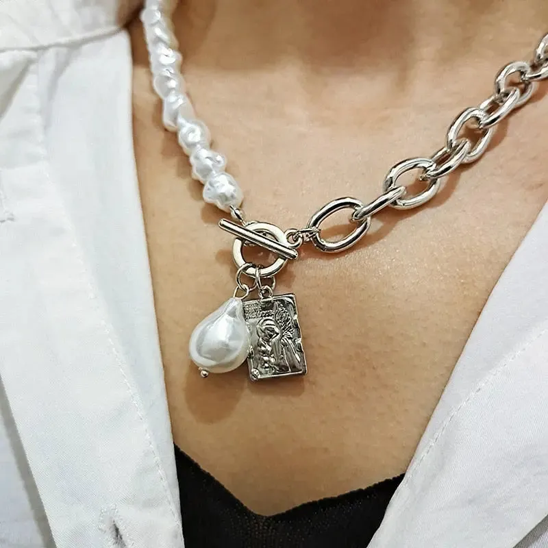 Barouqe Pearl Necklace