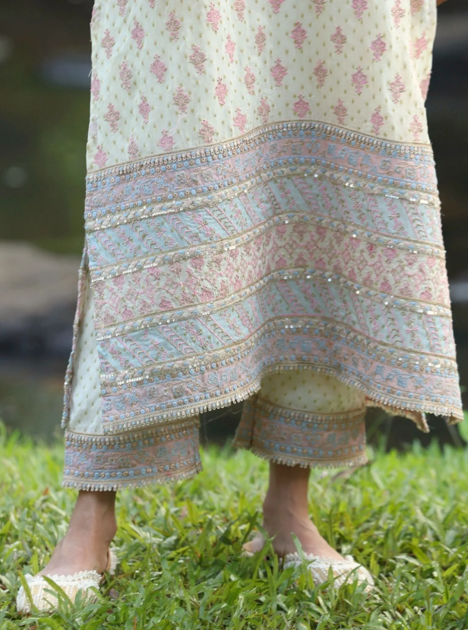 Mulmul Banarsi Dhoom Off White Kurta With Mulmul Banarsi Dhoom Off White Pant