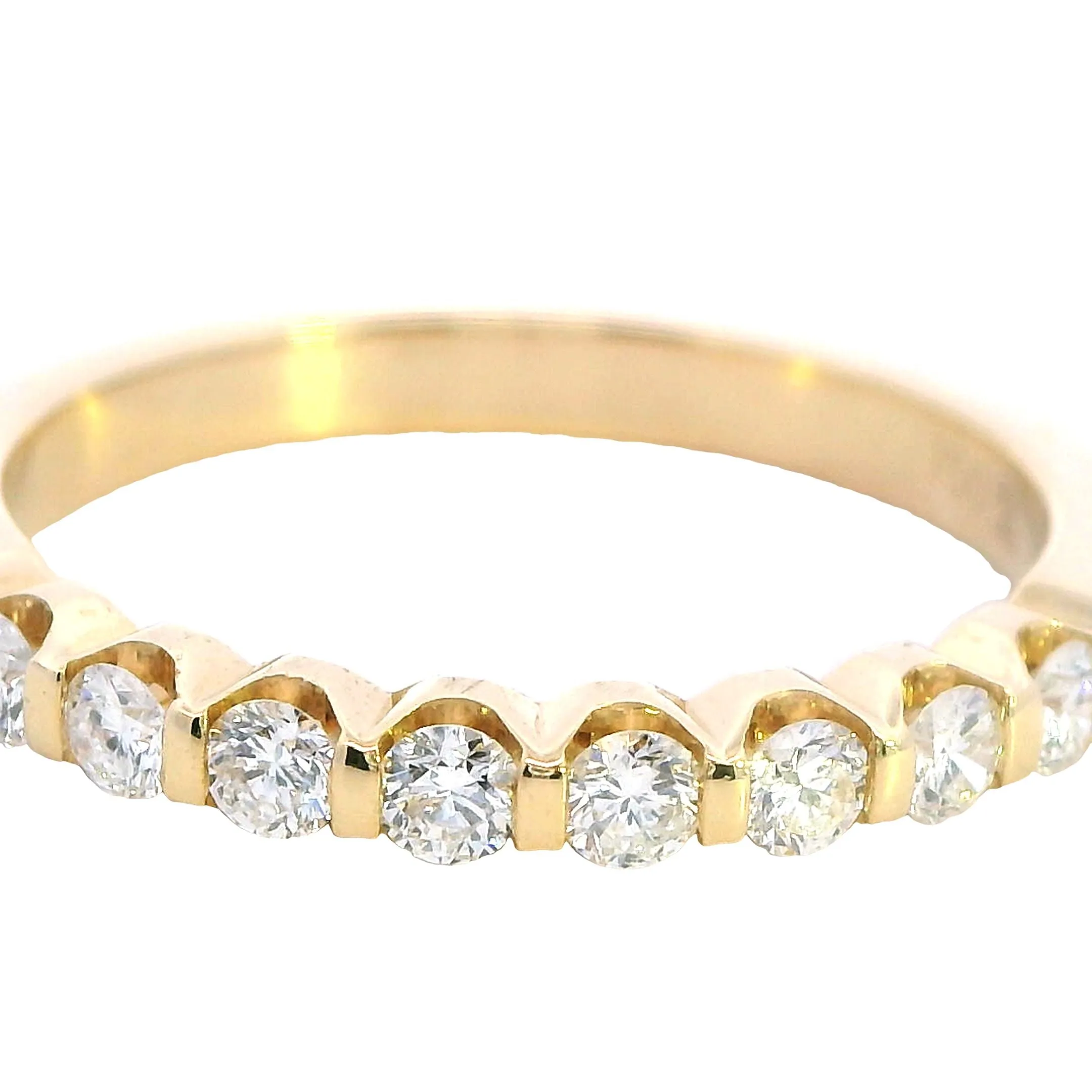 "Luxurious 18ct Gold Diamond Ring - Timeless Glamour!"