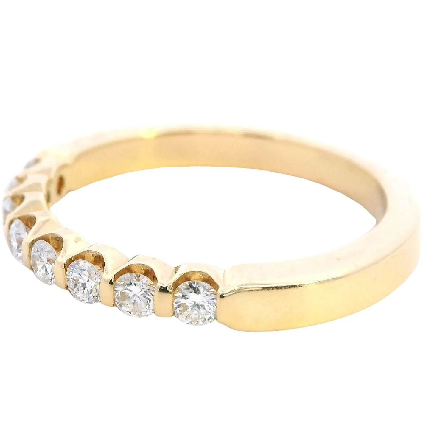 "Luxurious 18ct Gold Diamond Ring - Timeless Glamour!"