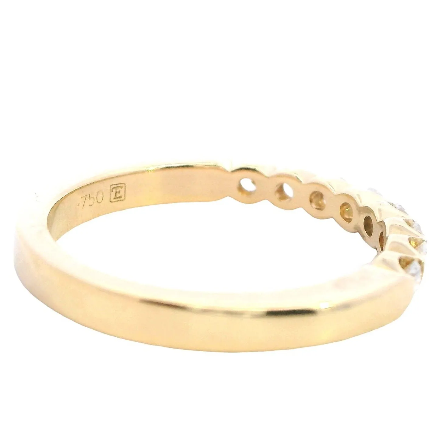 "Luxurious 18ct Gold Diamond Ring - Timeless Glamour!"