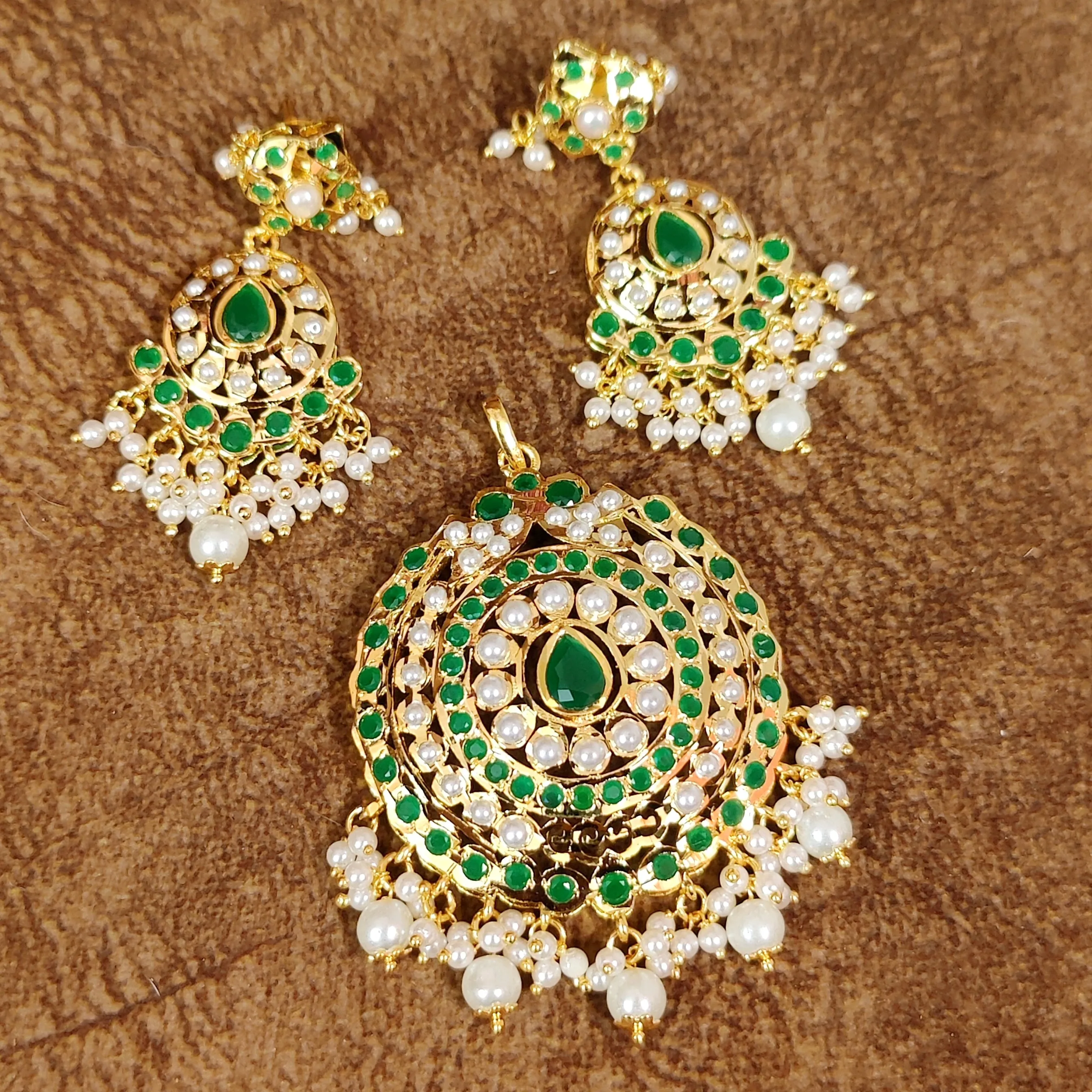REAL GOLD LOOK EMERALD AND PEARL JADAU PENDANT SET