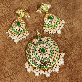 REAL GOLD LOOK EMERALD AND PEARL JADAU PENDANT SET