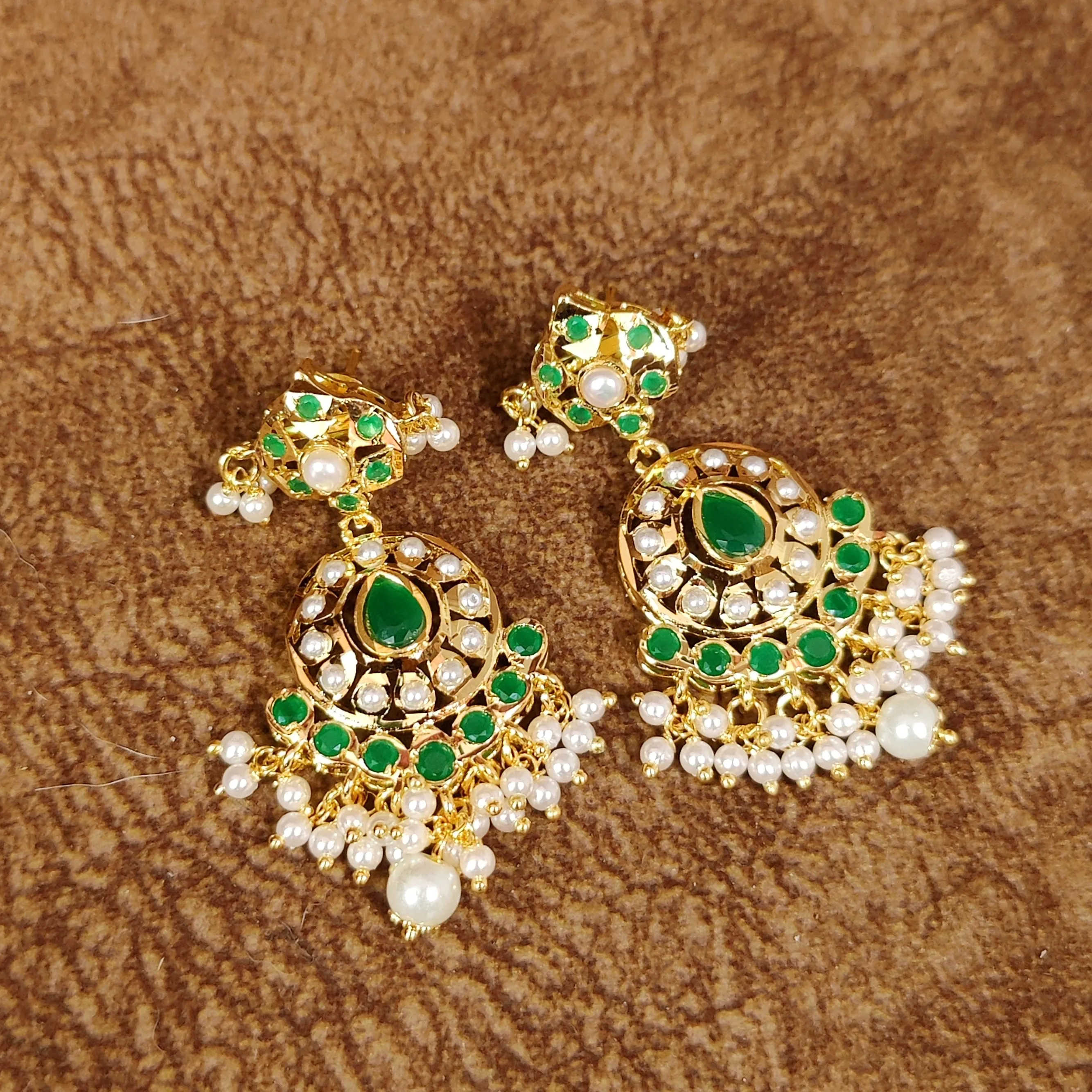 REAL GOLD LOOK EMERALD AND PEARL JADAU PENDANT SET