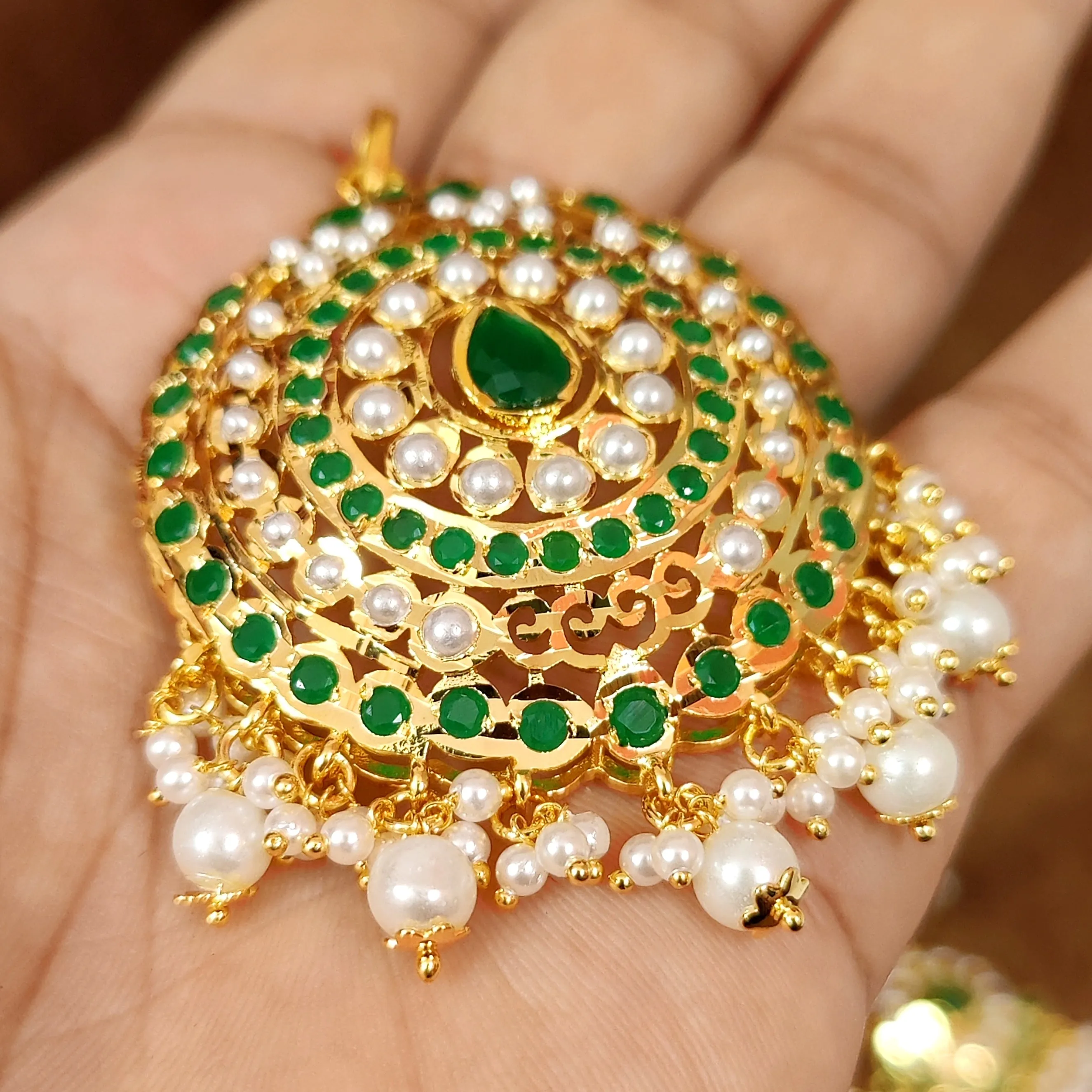 REAL GOLD LOOK EMERALD AND PEARL JADAU PENDANT SET