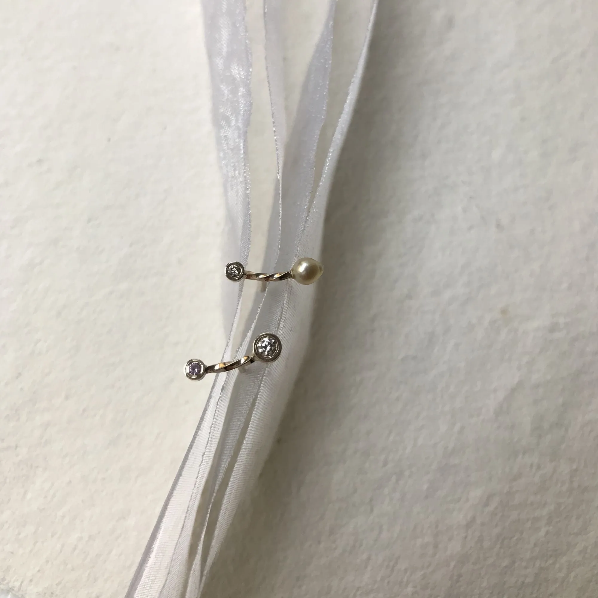 SHOOTING STAR 14K Gold Stud w. Diamond & Akoya pearl