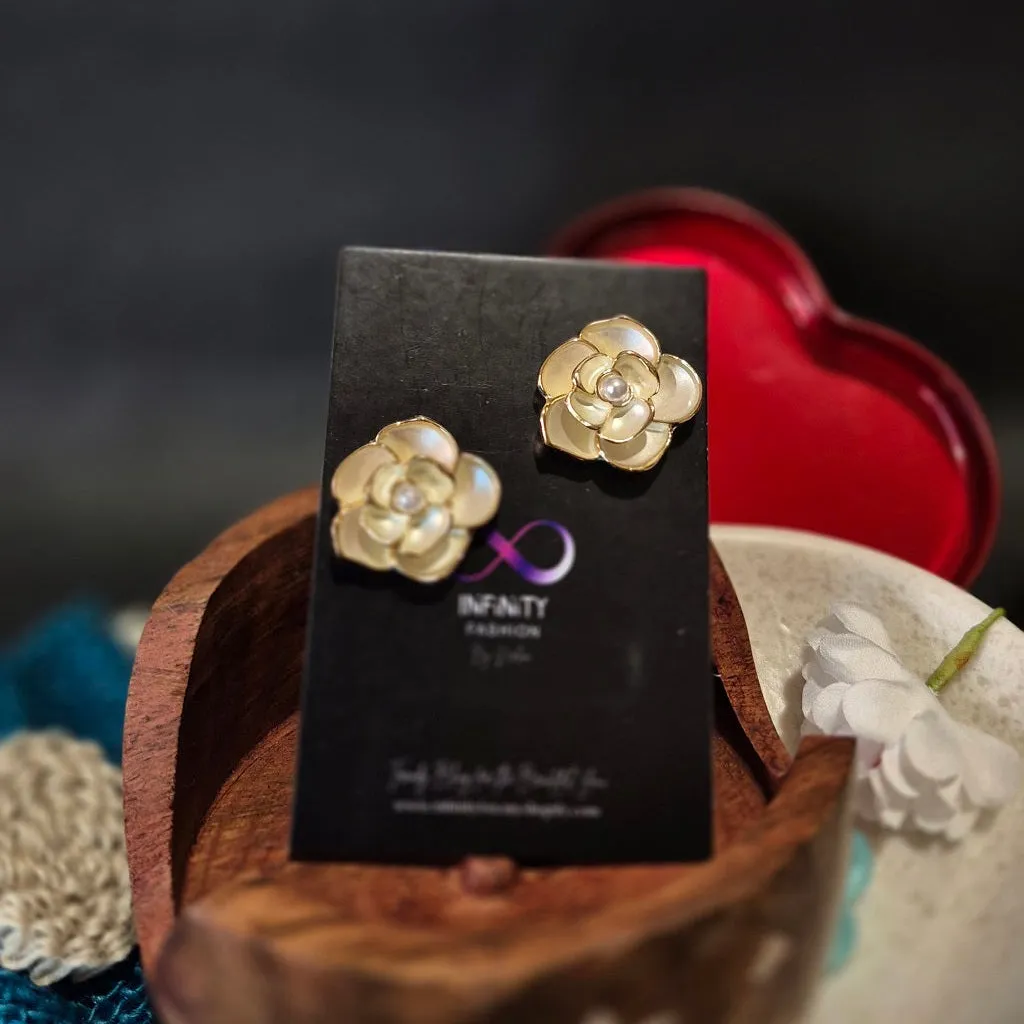 White gold Bloom Pearl Ear Studs