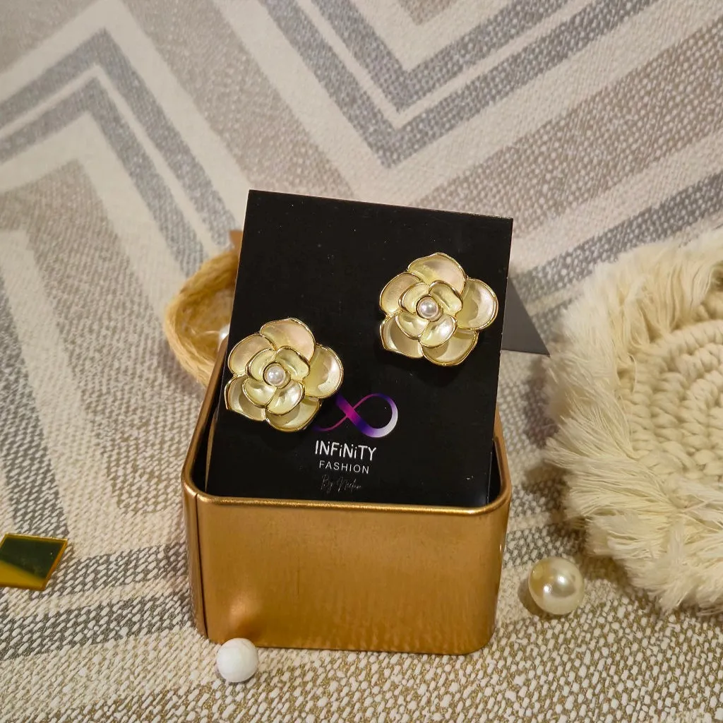 White gold Bloom Pearl Ear Studs